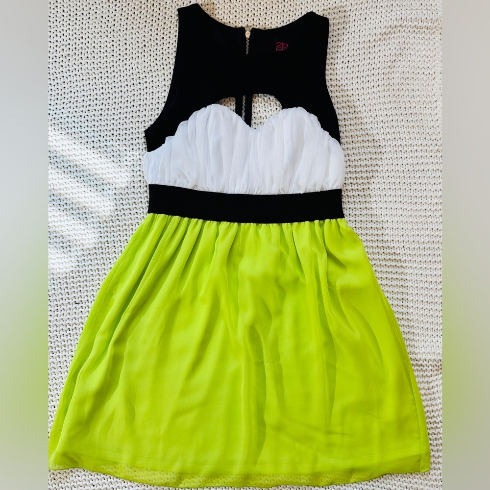 Bebe party mini dress gives “snatched look”. Pulls in at the waist.